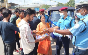 आत्महत्या रोकथामका लागि  प्रहरीले बाँड्यो  पर्चा  