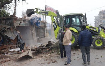 कोशी अस्पतालमा निर्माण भएका  अनाधिकृत संरचना प्रहरीद्वारा हटाइयो 