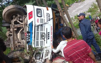 दोलखामा बस दुर्घटना : २१ जना घाइते 