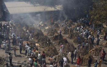 भारतमा कोरोनाबाट मृत्युदर ह्वात्तै बढेपछि घाटहरुमा लास जलाउने ठाउँको अभाव