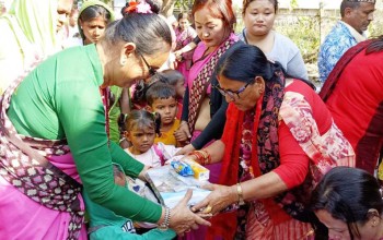 विपन्न विद्यार्थीलाई सांसद डा.शर्माको सहयोग 