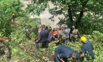 दुर्घटनाका गंभिर घाइते १२ जनालाई उपचारका लागि हेलिकप्टरबाट काठमाडौ ल्याइयो