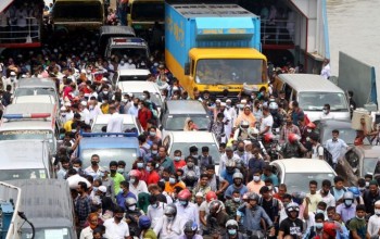 बाङ्लादेश: कडा लकडाउन अगाडि ठूलो भिड राजधानी ढाकाबाट बाहिरिँदै