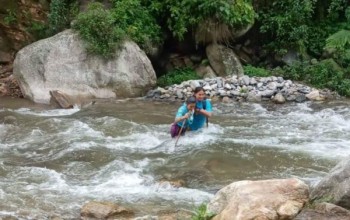 ज्यान जोखिममा राखेर जनतालाई स्वास्थ्य सेवा दिदैं अछामका स्वास्थ्यकर्मी 