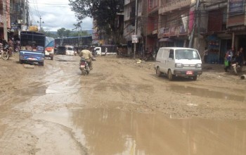 अस्पतालअघिको सडक जीर्ण, ठेक्काको छ वर्षमा पनि भएन काम