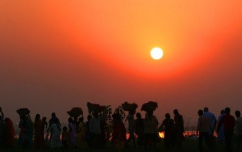 सूर्यको पूजा आराधना गरी छठ मनाइदै