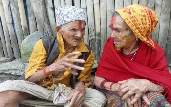 दुःखसँग लडिरहेका ९९ वर्षे खड्का दम्पती, बिरामी हुँदा छैन सहारा 