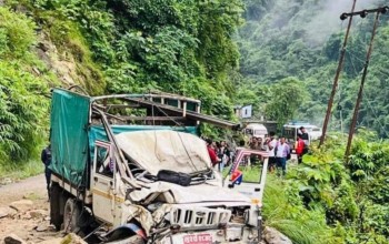 सिद्धबाबा क्षेत्रमा गुडिरहेको जीपमाथि पहिरो खस्दा तीनजना घाइते