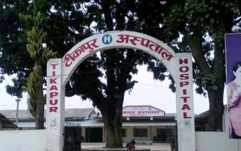 टीकापुर अस्पताललाई बेलायतमा बस्दै आएका नेपालीले गरे स्वास्थ्य सामग्री सहयोग