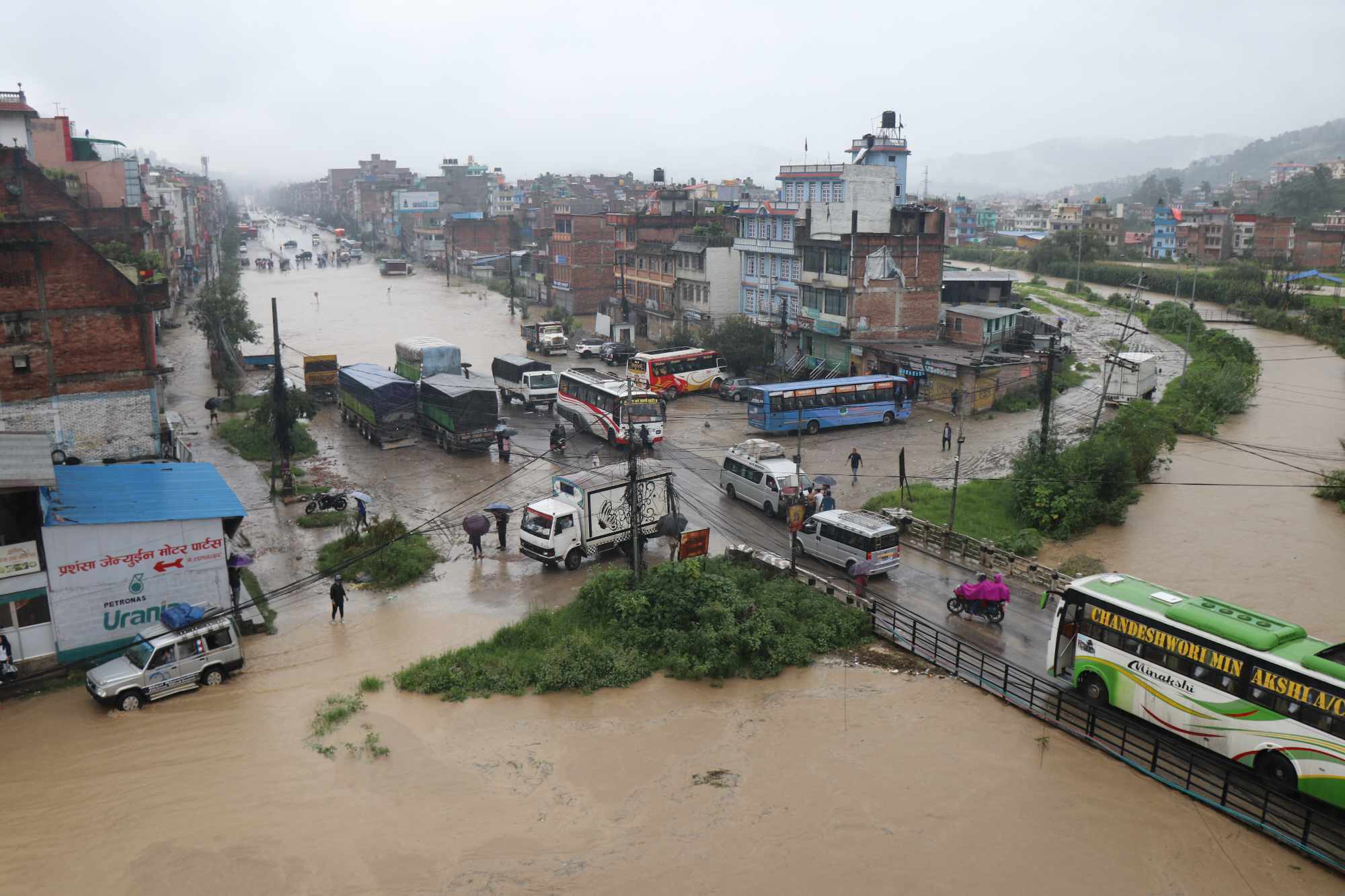 देशैभर भारी वर्षा, सतर्क रहन आग्रह