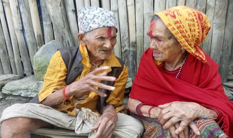 दुःखसँग लडिरहेका ९९ वर्षे खड्का दम्पती, बिरामी हुँदा छैन सहारा 