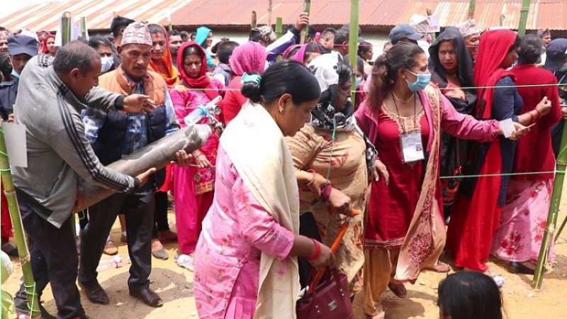 अक्सिजन सिलिण्डरसहित मतदान केन्द्रमा  सहभागी