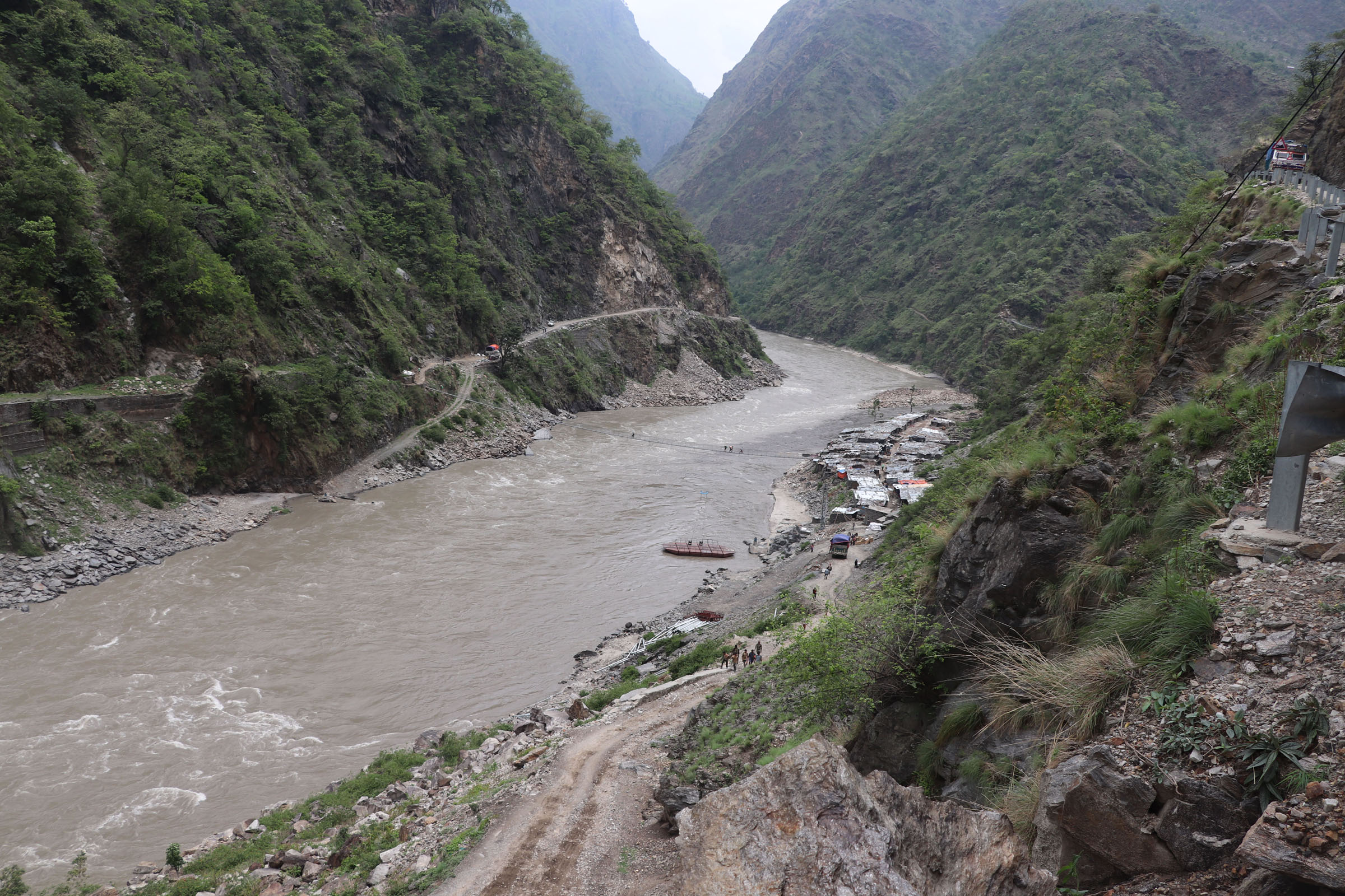 स्वास्थ्य चौकी जाँदै गरेका १० जना सवार डुंगा कर्णालीमा डुब्यो, तीन जना बेपत्ता