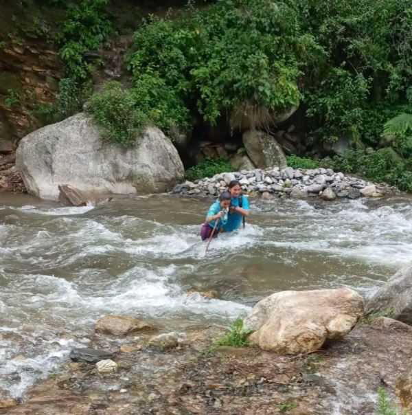 ज्यान जोखिममा राखेर जनतालाई स्वास्थ्य सेवा दिदैं अछामका स्वास्थ्यकर्मी 