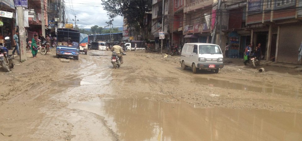 अस्पतालअघिको सडक जीर्ण, ठेक्काको छ वर्षमा पनि भएन काम