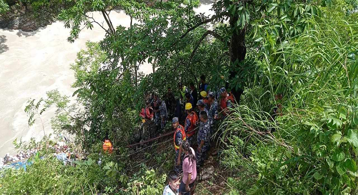 मर्स्याङ्दी नदीमा बस खस्दा १४ जनाको मृत्यु, १६ घाइते