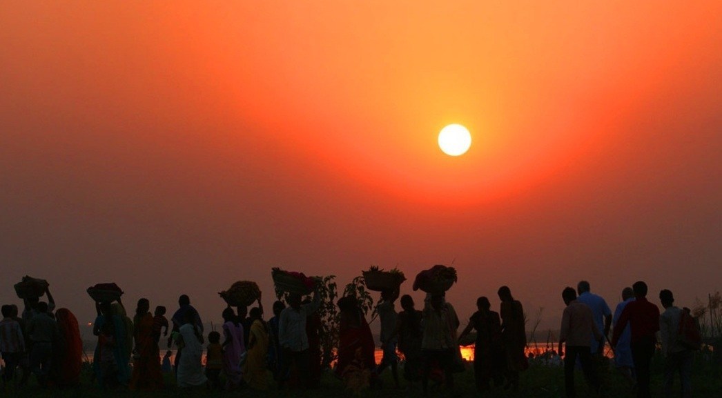 सूर्यको पूजा आराधना गरी छठ मनाइदै