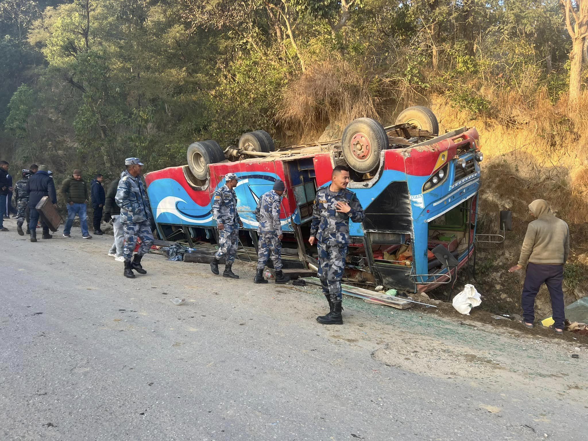 दाङमा बस दुर्घटना हुँदा २० भन्दा बढी यात्रु घाइते