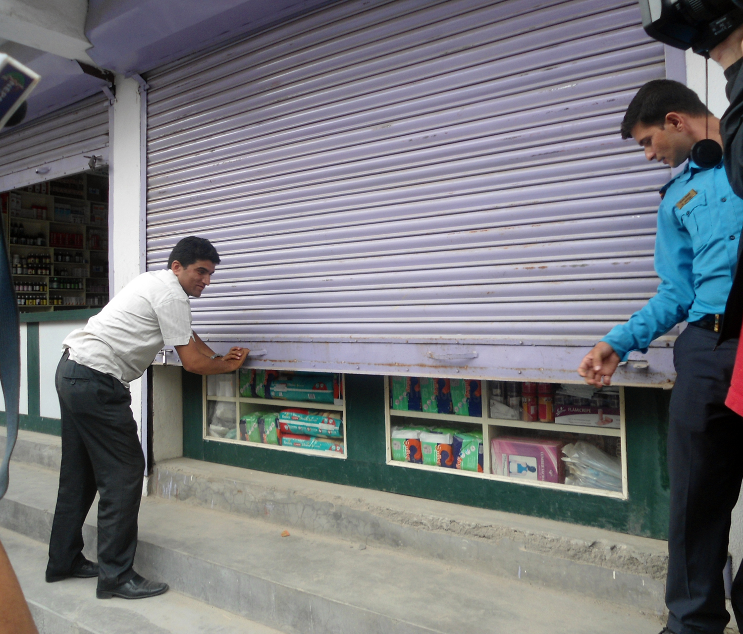 अवैधरूपमा औषधि बिक्री गर्ने फार्मेसीमा शिलबन्दी