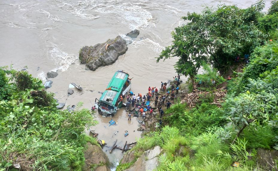 त्रिशुली नदीमा बस खस्दा ८ जनाको मृत्यु, ८ घाइते 